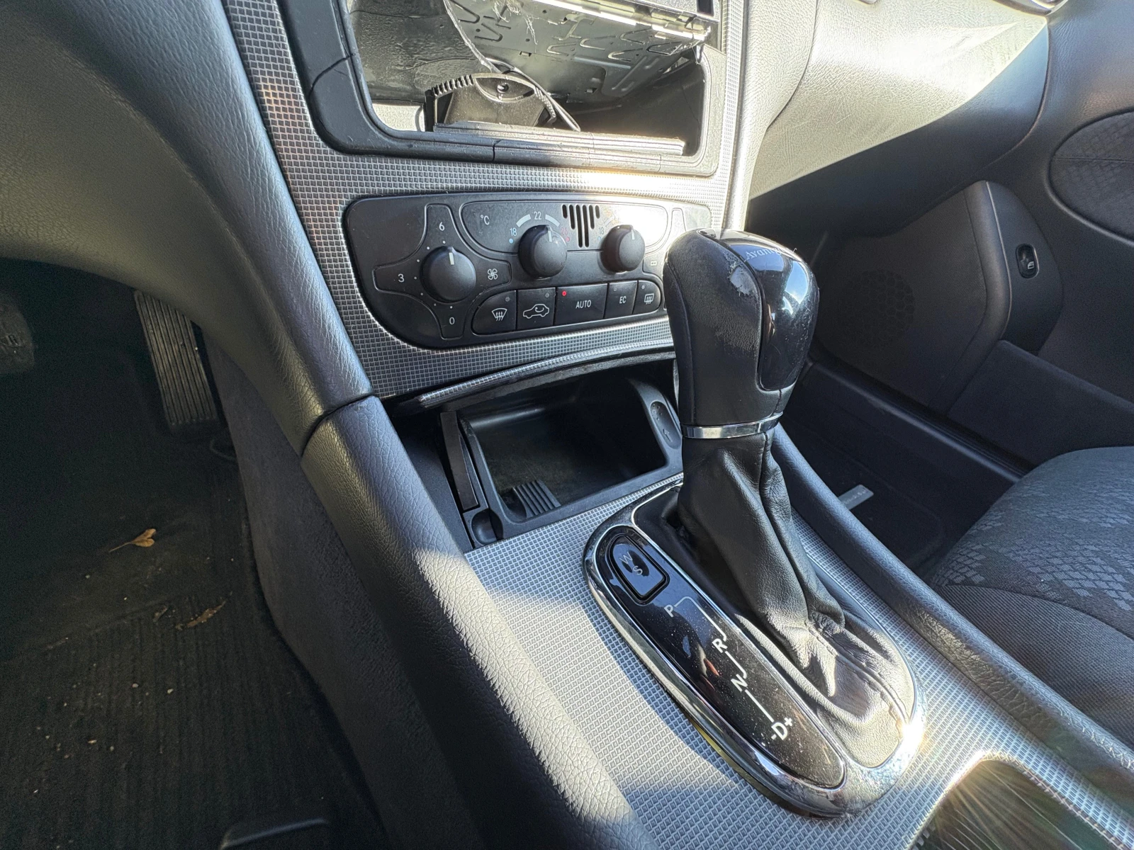 Mercedes-Benz C 220 Avantgarde, снимка 8 - Автомобили и джипове - 54691558