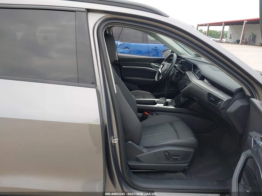 Audi E-Tron QUATTRO* PREMIUM* ПОДГРЕВ* 360* КАМЕРИ* , снимка 10 - Автомобили и джипове - 54813930