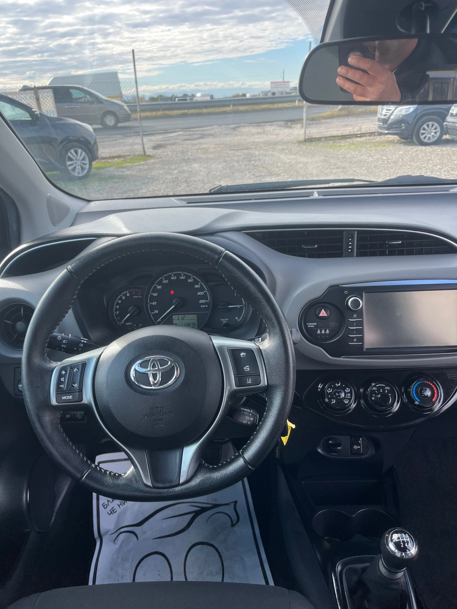 Toyota Yaris 1.5 BENZIN, снимка 11 - Автомобили и джипове - 56680315