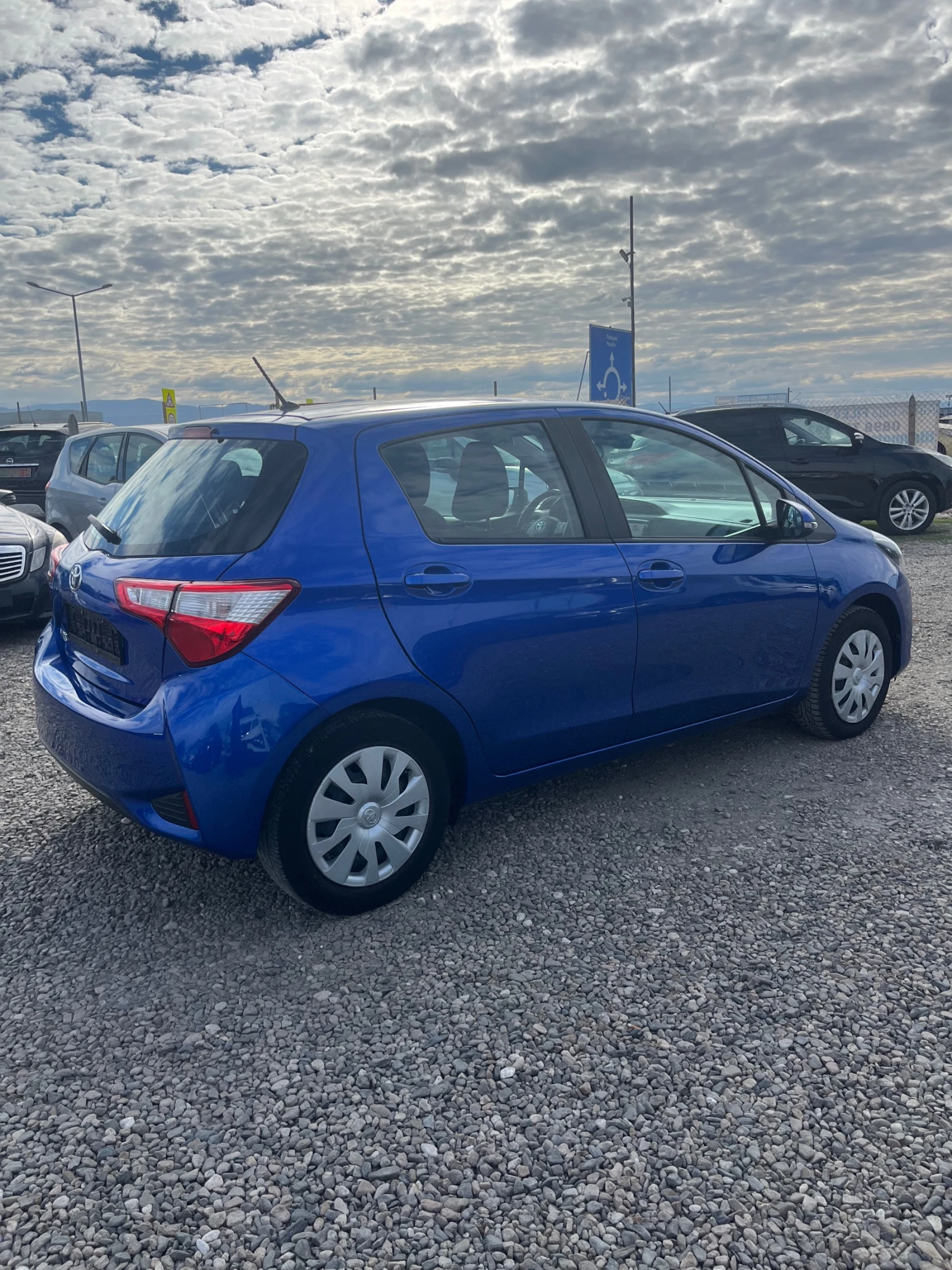 Toyota Yaris 1.5 BENZIN, снимка 5 - Автомобили и джипове - 56680315