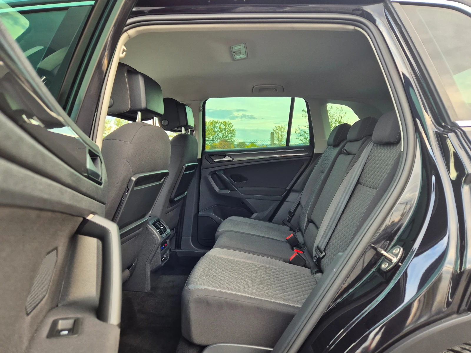 VW Tiguan 2.0TDI* AUTOMAT*  | Mobile.bg — изображение 11