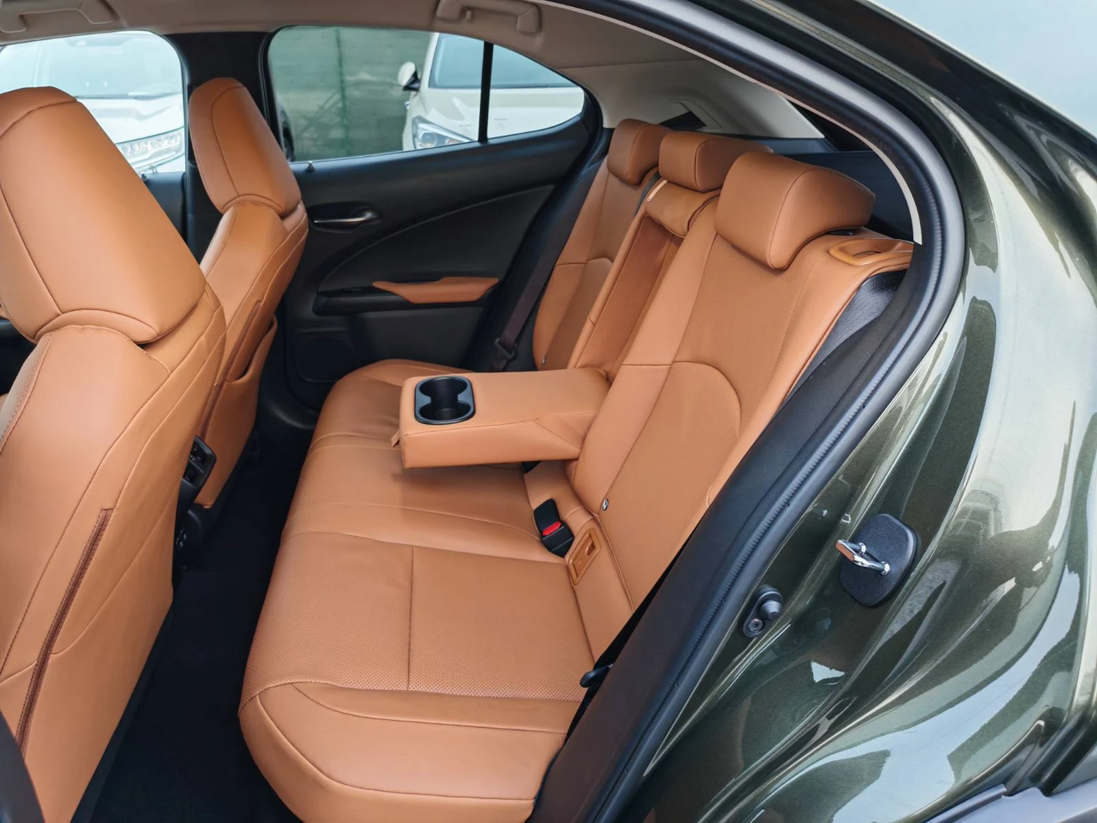 Lexus UX 250h TRIPLE-BEAM LED/Подгрев/Обдухване/Камера 360/HUB, снимка 15 - Автомобили и джипове - 54177955