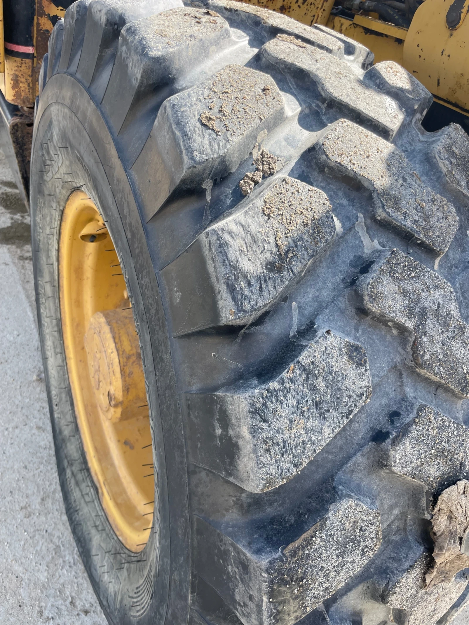 Телескопичен товарач Caterpillar CAT TH62. 6m - изображение 7
