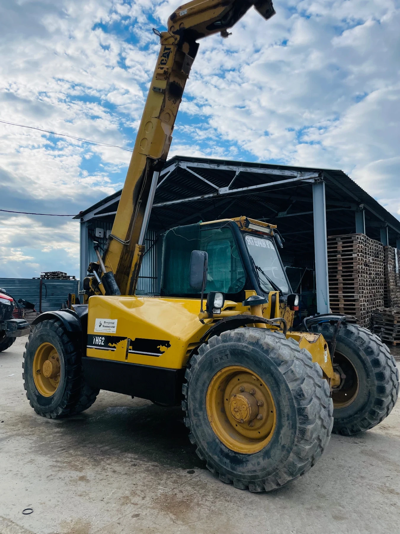Телескопичен товарач Caterpillar CAT TH62. 6m - изображение 3