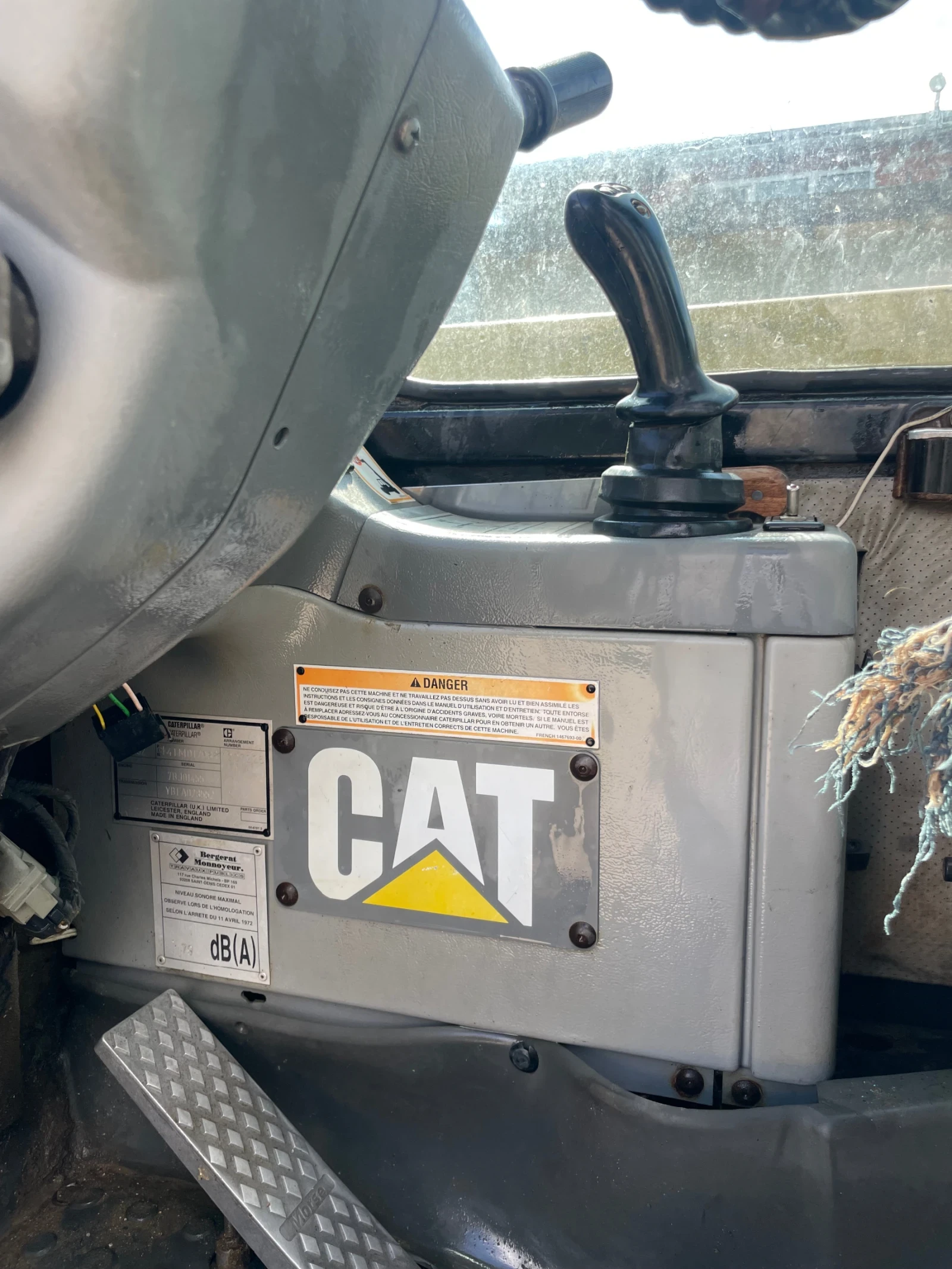 Телескопичен товарач Caterpillar CAT TH62. 6m - изображение 8