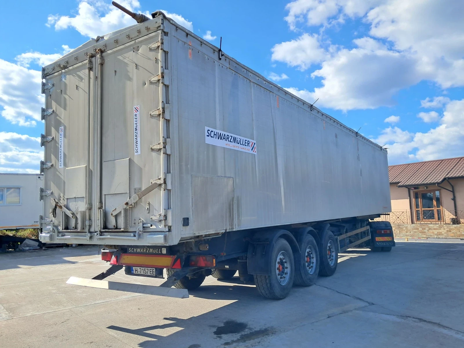 Полуремарке Schwarzmuller 82