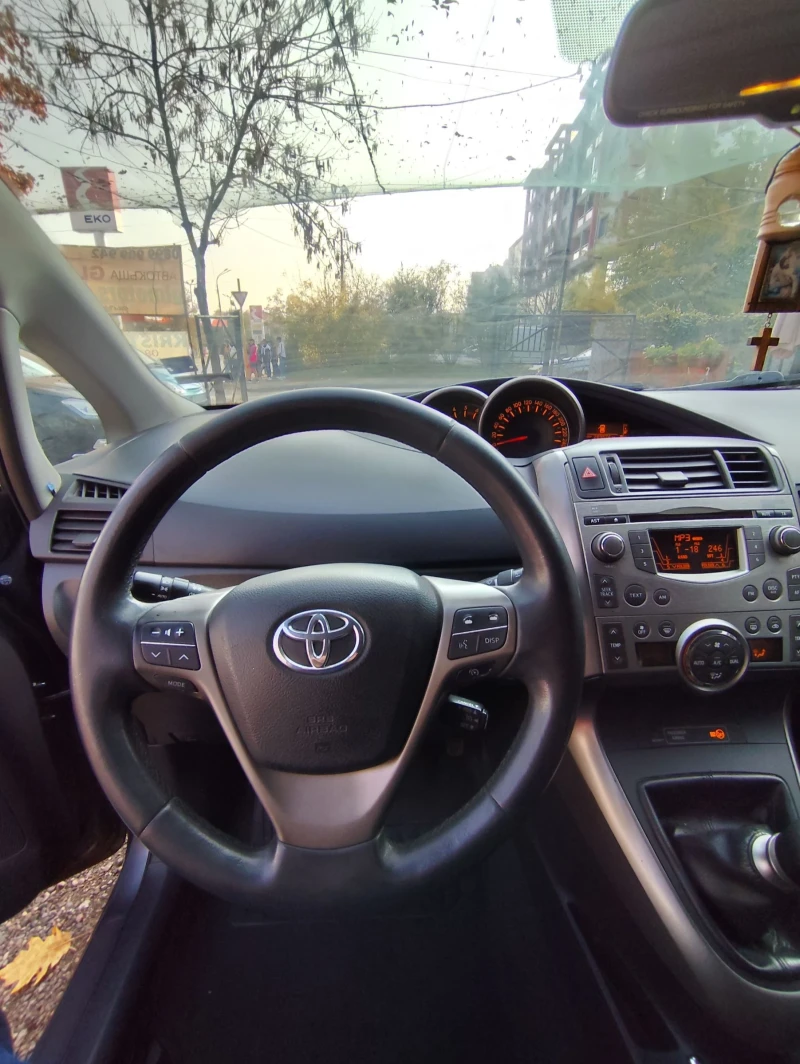 Toyota Verso 2.0 D4D, снимка 15 - Автомобили и джипове - 47773631