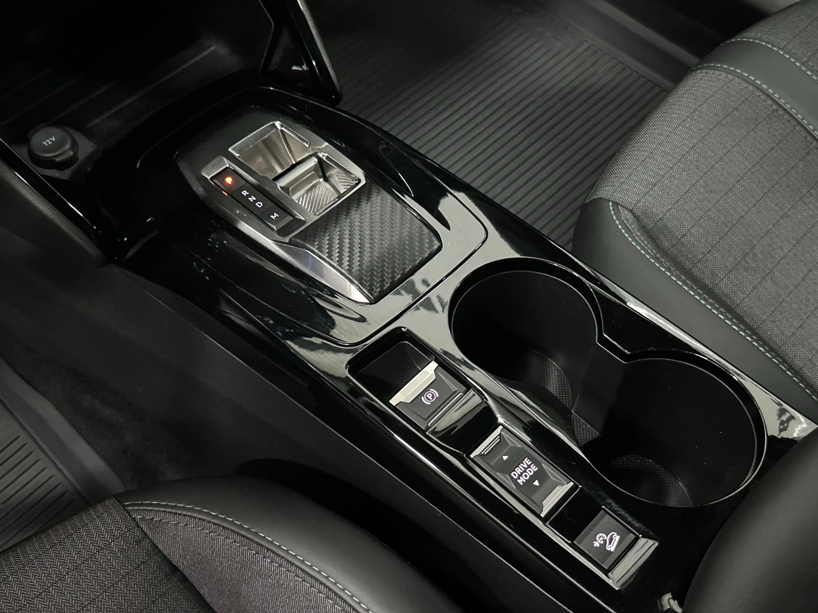 Peugeot 2008 ALLURE* PureTech* ПОДГРЕВ* CARPLAY, снимка 15 - Автомобили и джипове - 56739829