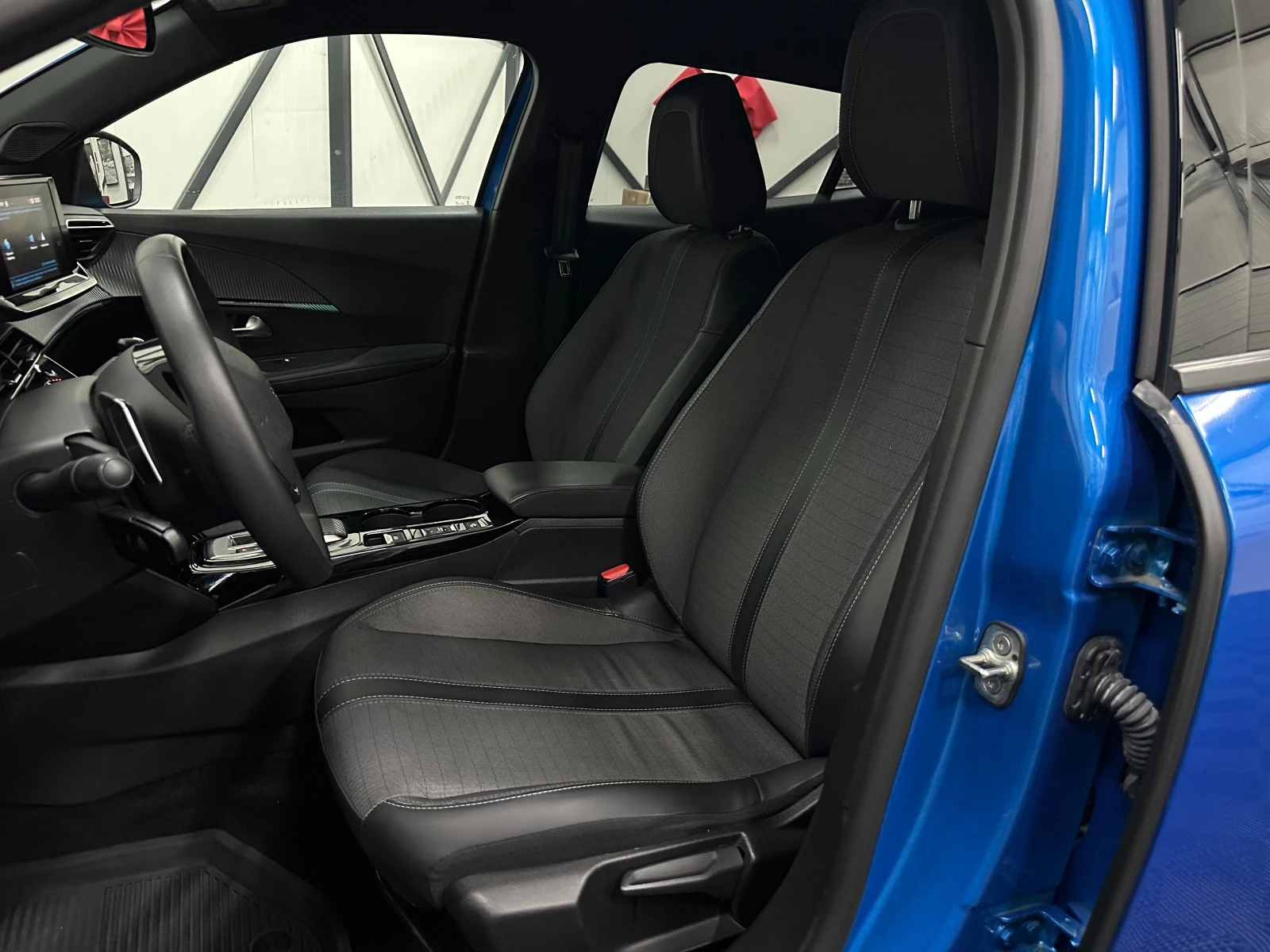 Peugeot 2008 ALLURE* PureTech* ПОДГРЕВ* CARPLAY, снимка 8 - Автомобили и джипове - 56739829