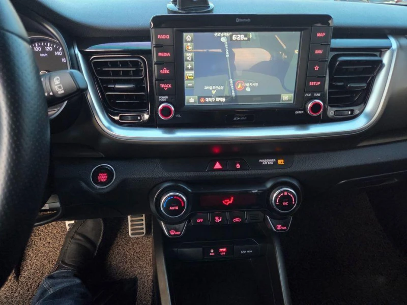 Kia Stonic Diesel 1.6 Prestige * НАЙ-ДОБРА ЦЕНА В БЪЛГАРИЯ* , снимка 7 - Автомобили и джипове - 52112029