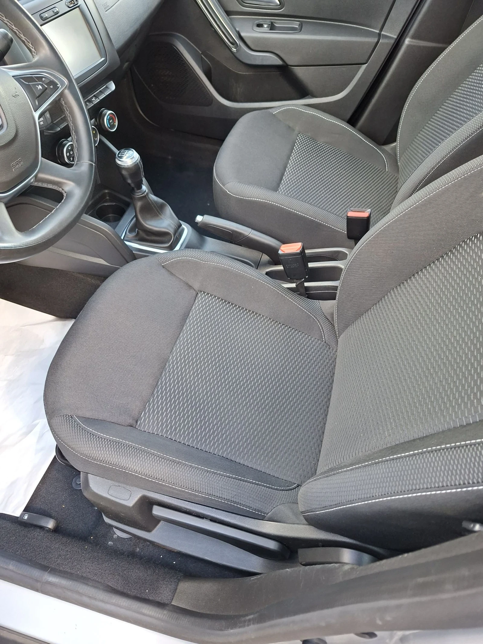 Dacia Duster 1.5 DCI, снимка 9 - Автомобили и джипове - 54290304