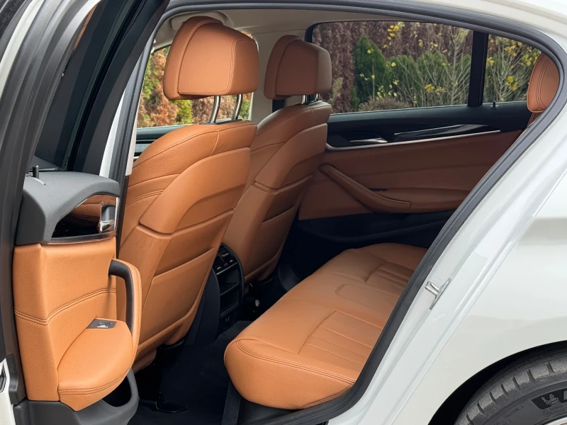 BMW 530 3.0Xdrive-G30-М-СПОРТ-КАМЕРА-ДОСТРОНИК-ЗОНИ-ЛЕНТИ!, снимка 12 - Автомобили и джипове - 52450962