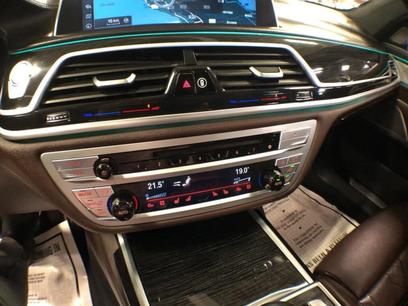 BMW 750 * АВТО КРЕДИТ* ЦЕНА ДО БГ * СЕРВИЗНА ИСТОРИЯ * , снимка 15 - Автомобили и джипове - 52786696