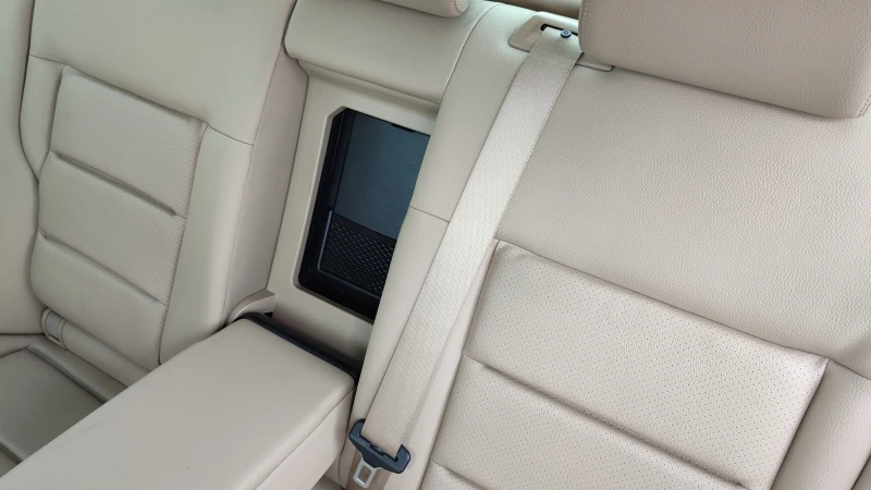 Mercedes-Benz E 220  110000 км., снимка 12 - Автомобили и джипове - 53004331