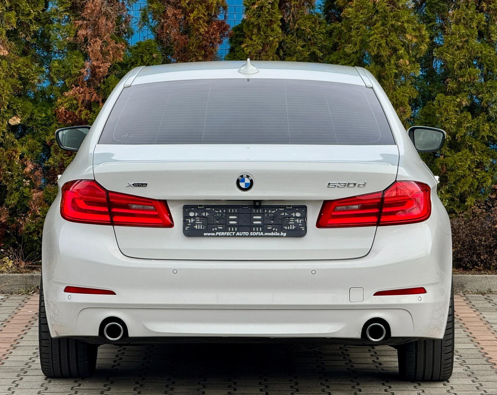 BMW 530 3.0Xdrive-G30-М-СПОРТ-КАМЕРА-ДОСТРОНИК-ЗОНИ-ЛЕНТИ! - изображение 4