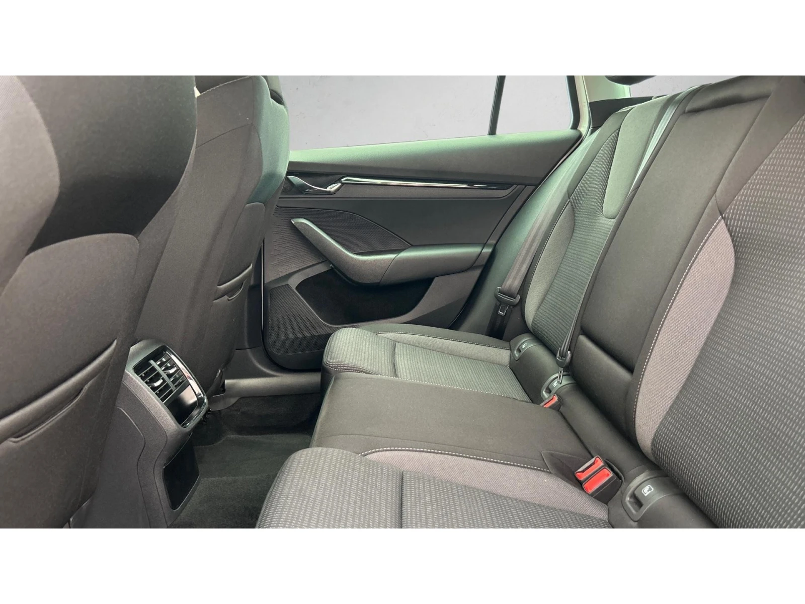 Skoda Octavia 1. 5 e-TSi DSG, Месечна вноска от 240  , снимка 11 - Автомобили и джипове - 55516249