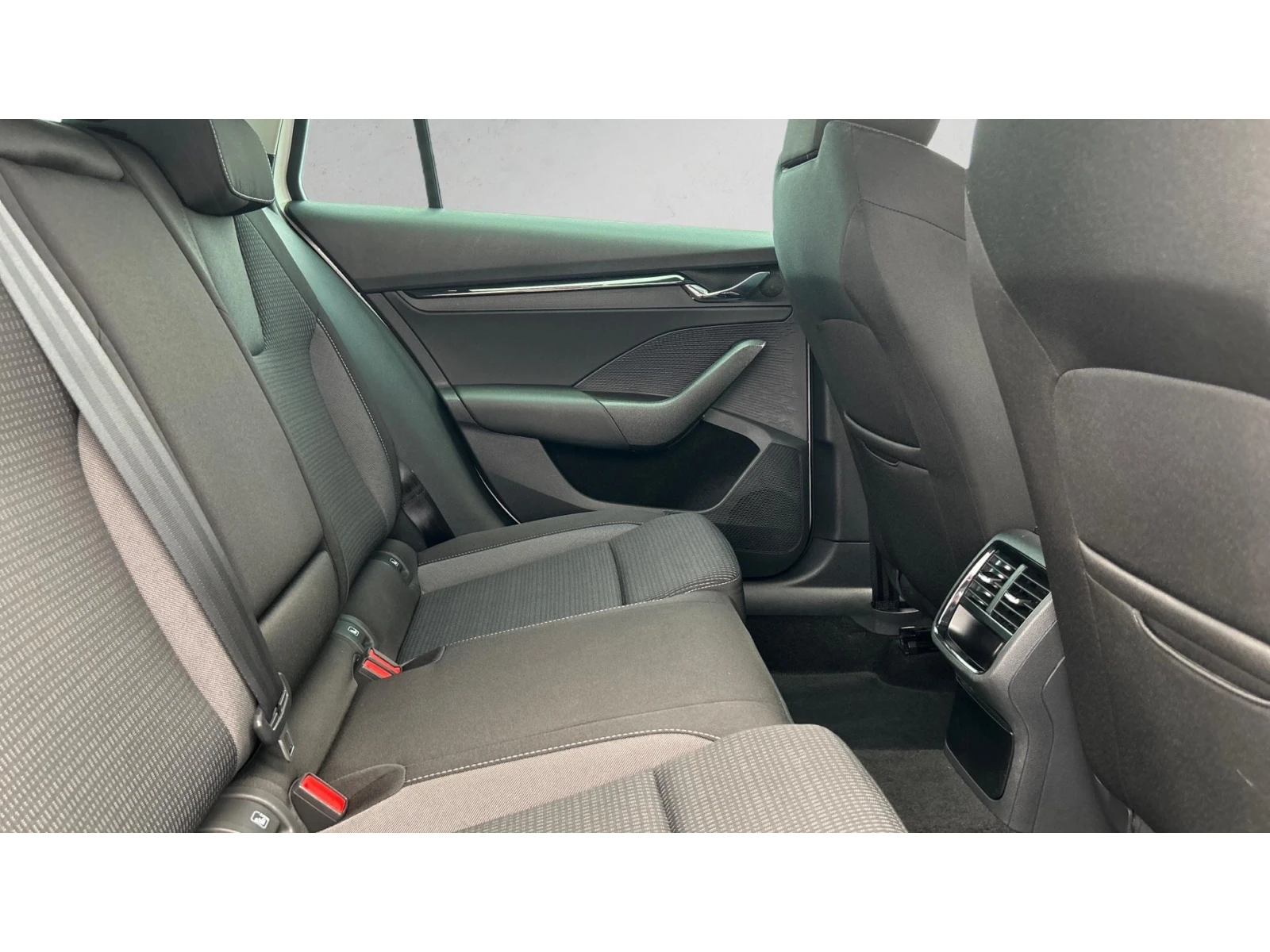 Skoda Octavia 1. 5 e-TSi DSG, Месечна вноска от 240  , снимка 7 - Автомобили и джипове - 55516249