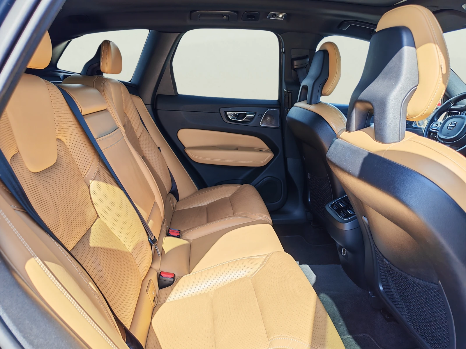 Volvo XC60 2.0 D5, снимка 9 - Автомобили и джипове - 54231587