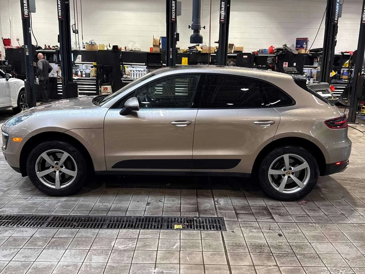 Porsche Macan * AWD 4dr * CARFAX * БЕЗ ПЪРВОНАЧАЛНА ВНОСКА, снимка 2 - Автомобили и джипове - 55156409