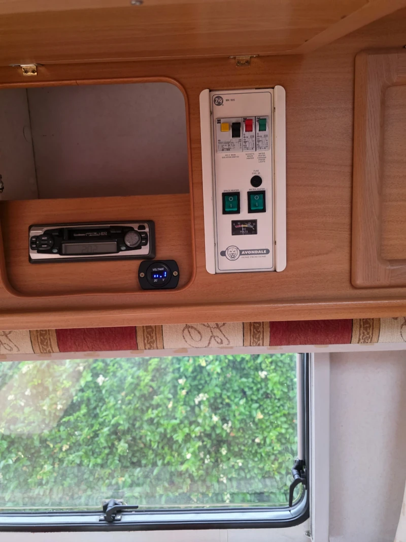 Каравана Avondale Rialto 550-4, снимка 6 - Каравани и кемпери - 51996744