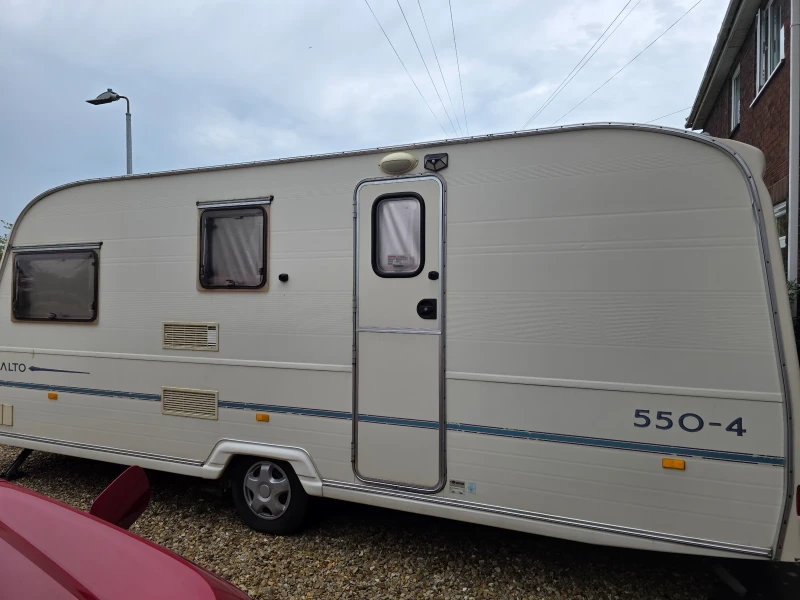 Каравана Avondale Rialto 550-4, снимка 3 - Каравани и кемпери - 51996744