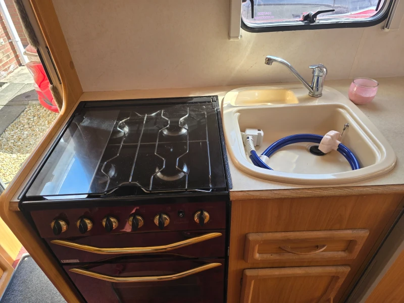 Каравана Avondale Rialto 550-4, снимка 16 - Каравани и кемпери - 51996744