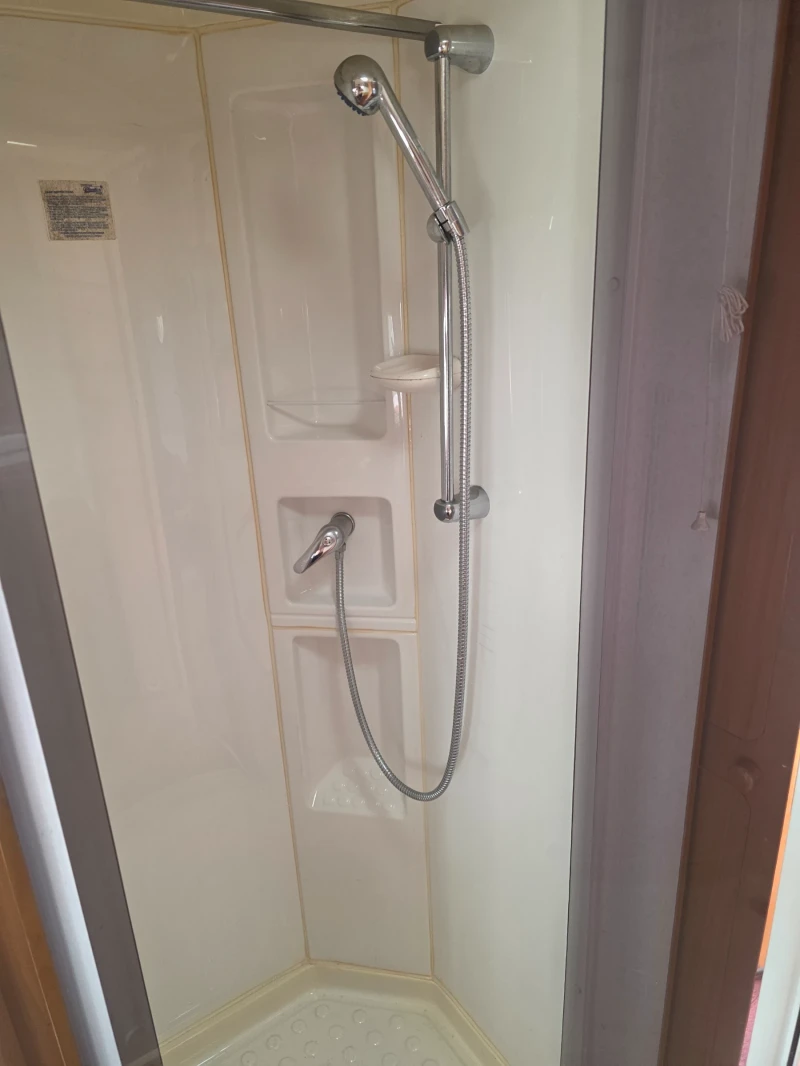 Каравана Avondale Rialto 550-4, снимка 9 - Каравани и кемпери - 51996744