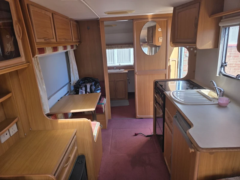 Каравана Avondale Rialto 550-4, снимка 8 - Каравани и кемпери - 51996744