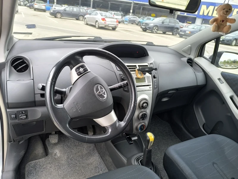 Toyota Yaris 1.3 , снимка 8 - Автомобили и джипове - 47293425