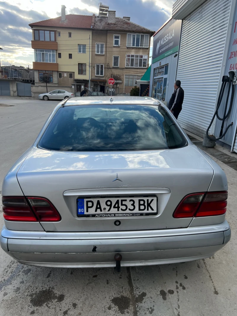 Mercedes-Benz E 220 Чип, теглич и телефон!, снимка 6 - Автомобили и джипове - 47779057