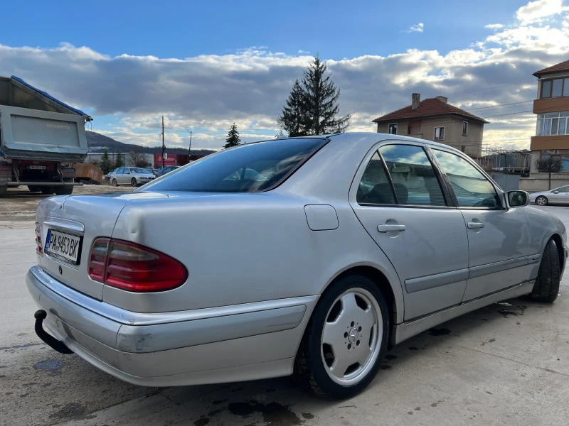 Mercedes-Benz E 220 Чип, теглич и телефон!, снимка 5 - Автомобили и джипове - 47779057