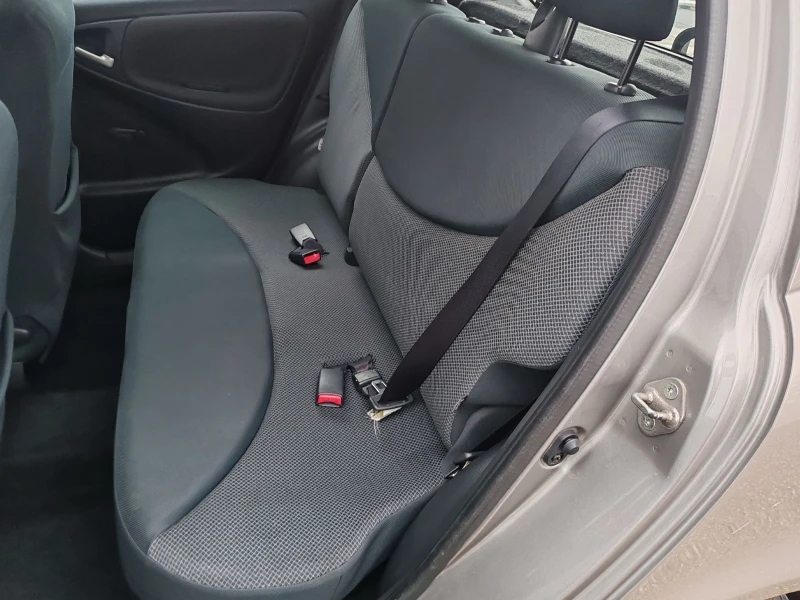 Toyota Yaris 1.3vvt-i, снимка 13 - Автомобили и джипове - 52584977