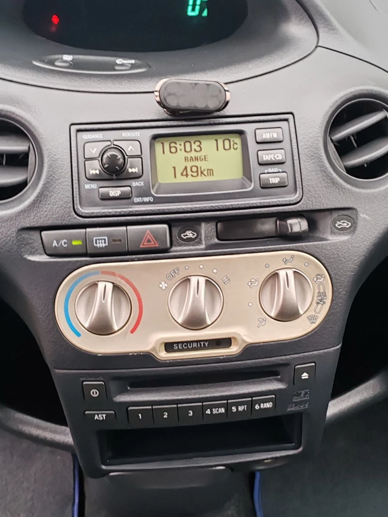 Toyota Yaris 1.3vvt-i, снимка 11 - Автомобили и джипове - 52584977