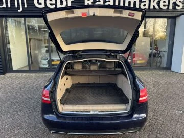 Mercedes-Benz C 350 Премиум Изпълнение , снимка 11 - Автомобили и джипове - 53532502