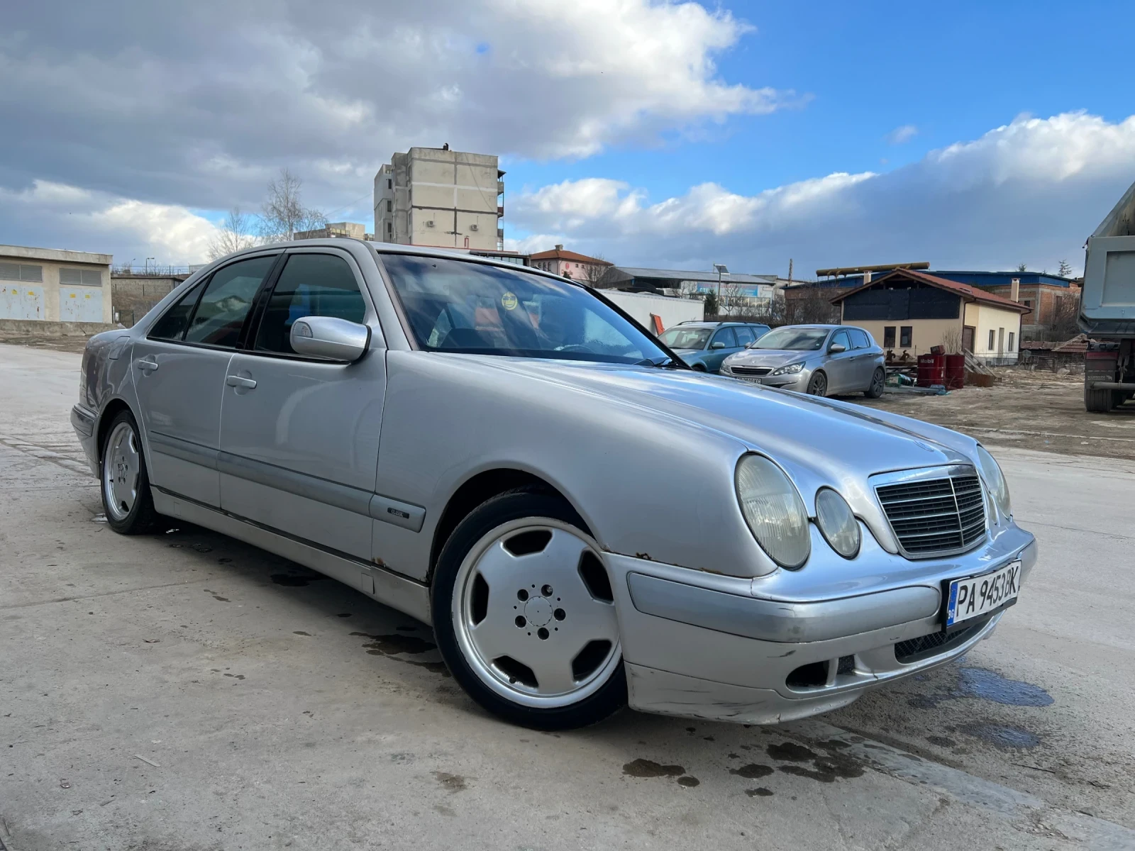 Mercedes-Benz E 220 Чип, теглич и телефон! - изображение 3