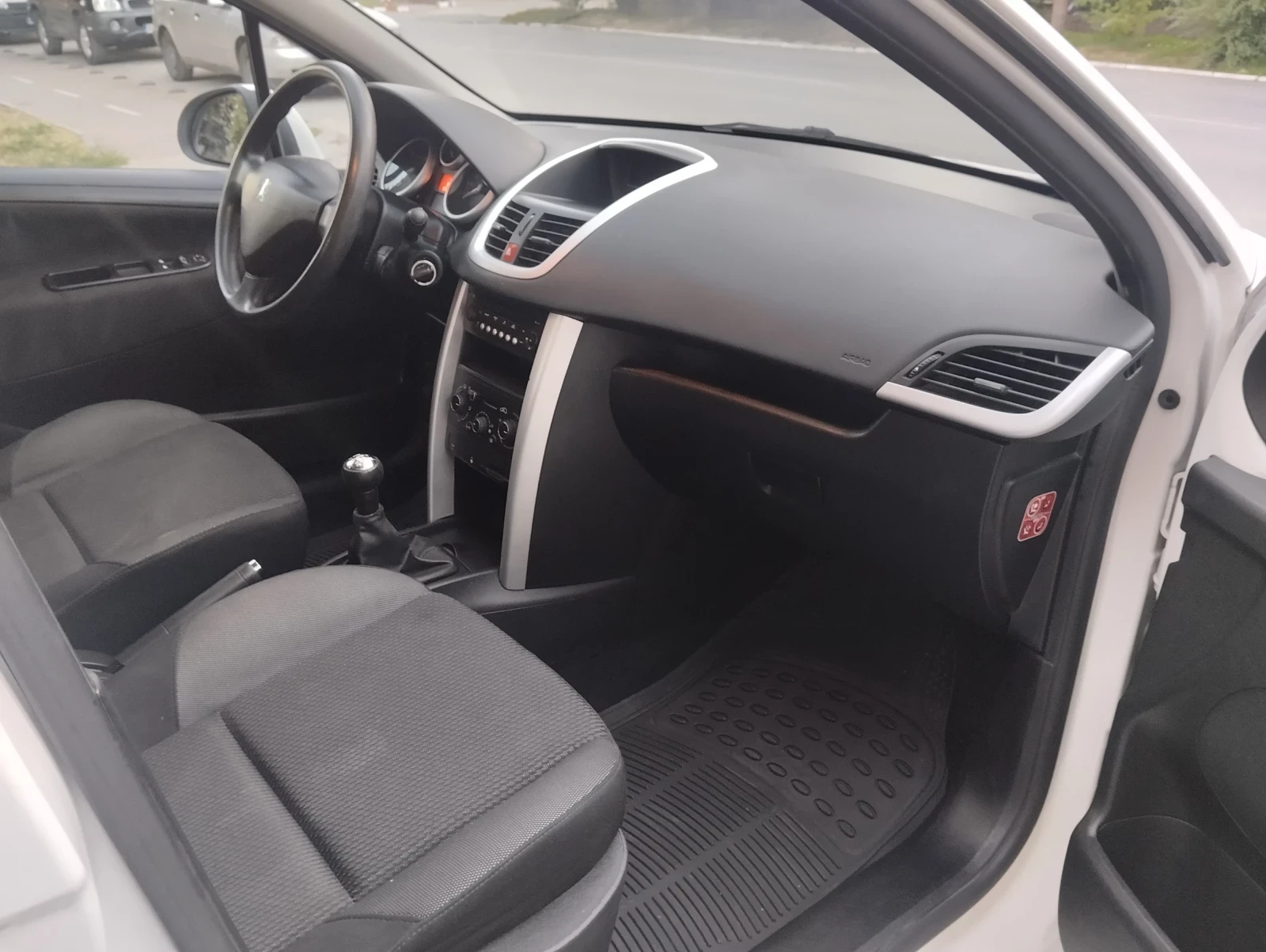 Peugeot 207 1.4 i LPG - изображение 8