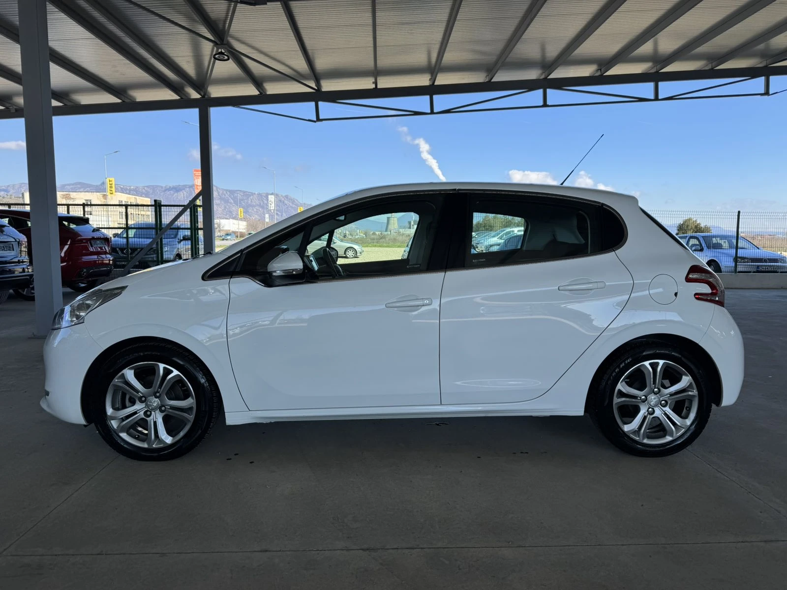 Peugeot 208 * 82ps* 132хл.км* НАВИ* КЛИМАТРОНИК*  - изображение 2