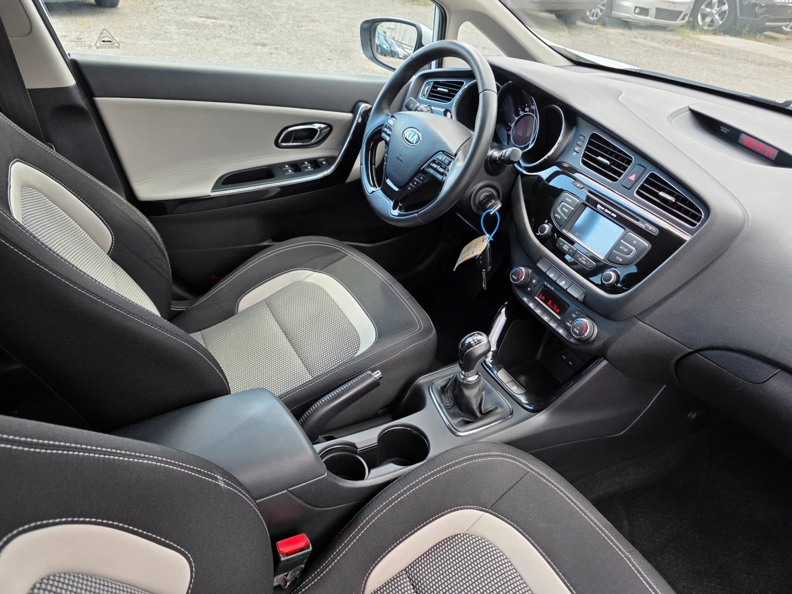 Kia Ceed 1.6 CRDI 110k.c UNIKAT ITALIA EURO 5B , снимка 15 - Автомобили и джипове - 54732155