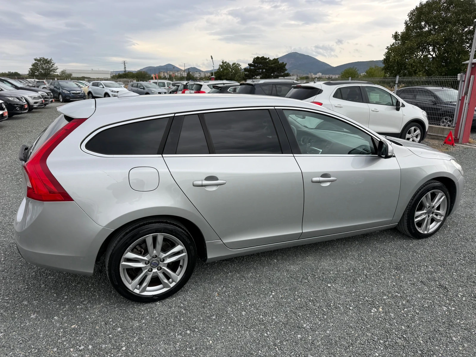 Volvo V60 (KATO НОВА), снимка 5 - Автомобили и джипове - 56272249