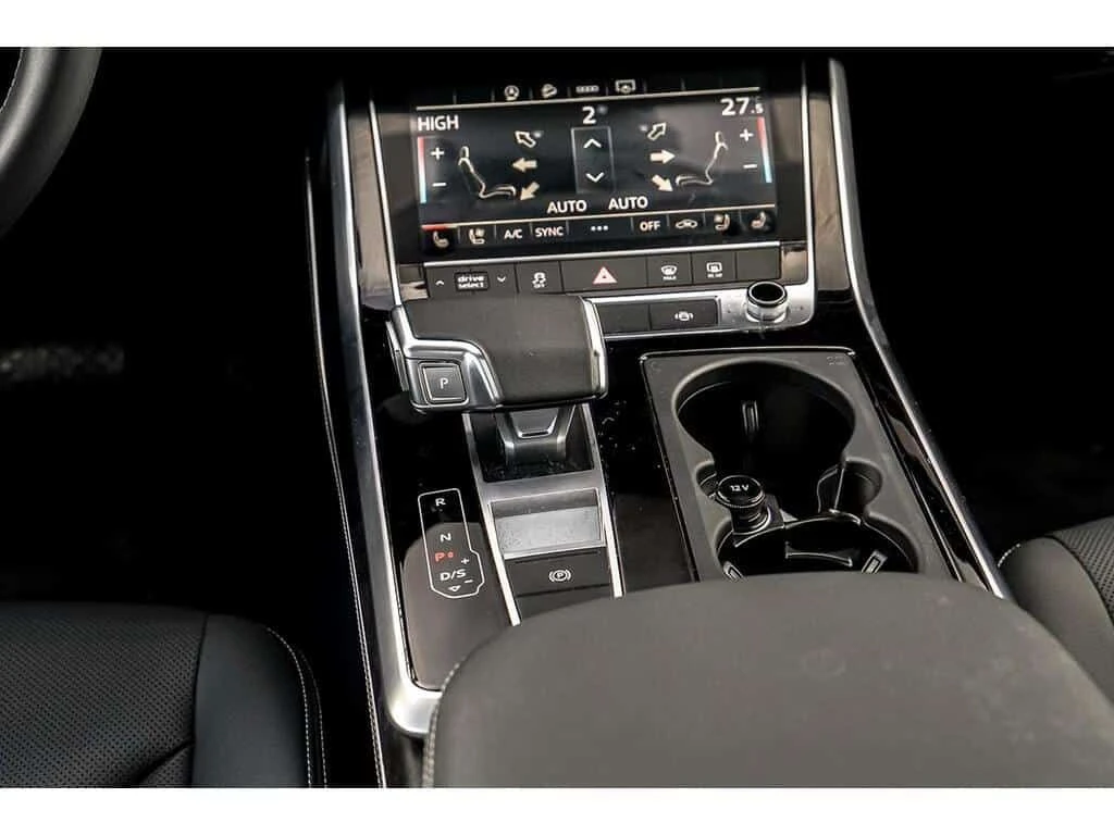 Audi Q8 55TFSI S-Line * Фиксирана цена до БГ * CARFAX * , снимка 13 - Автомобили и джипове - 53960317