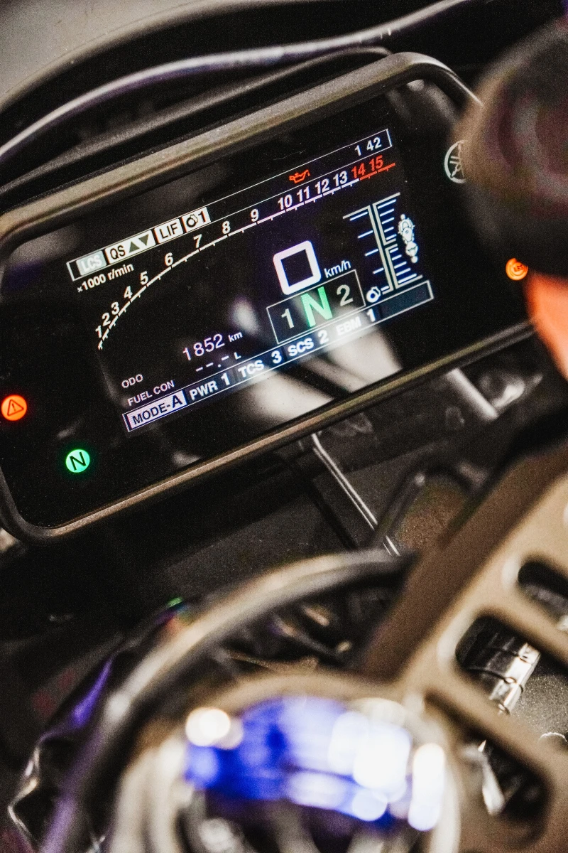 Yamaha YZF-R1   Последен модел   Гаранция до 08/2026   1852 км, снимка 12 - Мотоциклети и мототехника - 53032813
