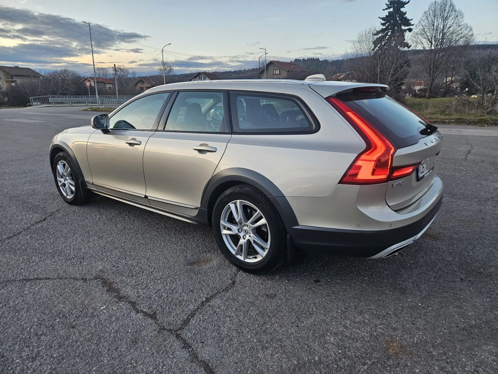 Volvo V90 Cross Country D4 - изображение 4