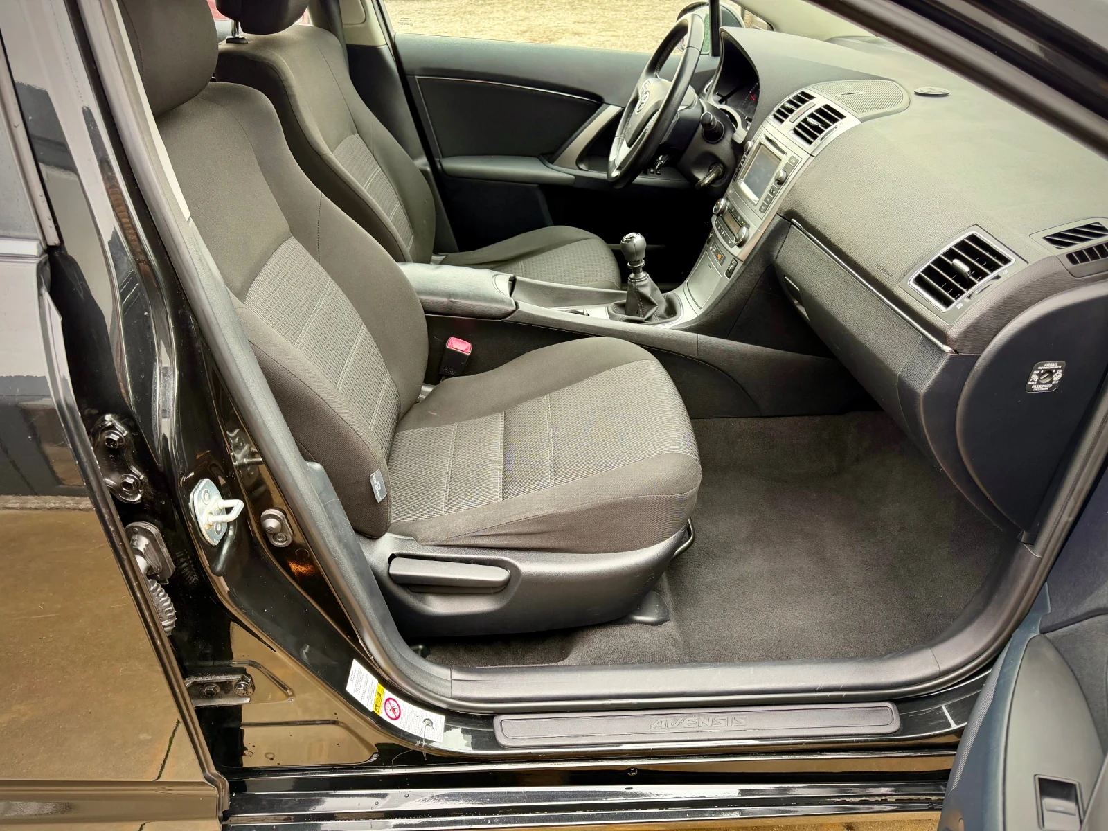 Toyota Avensis 1.8 VALVEMATIC* FACELIFT* CAMERA, снимка 12 - Автомобили и джипове - 53890112