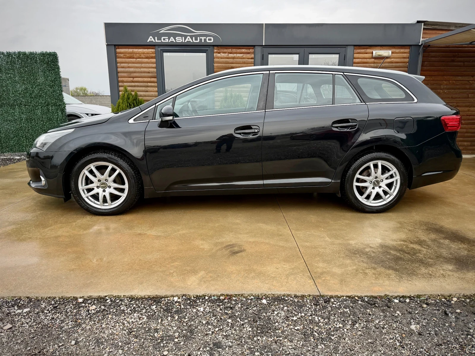 Toyota Avensis 1.8 VALVEMATIC* FACELIFT* CAMERA, снимка 2 - Автомобили и джипове - 53890112