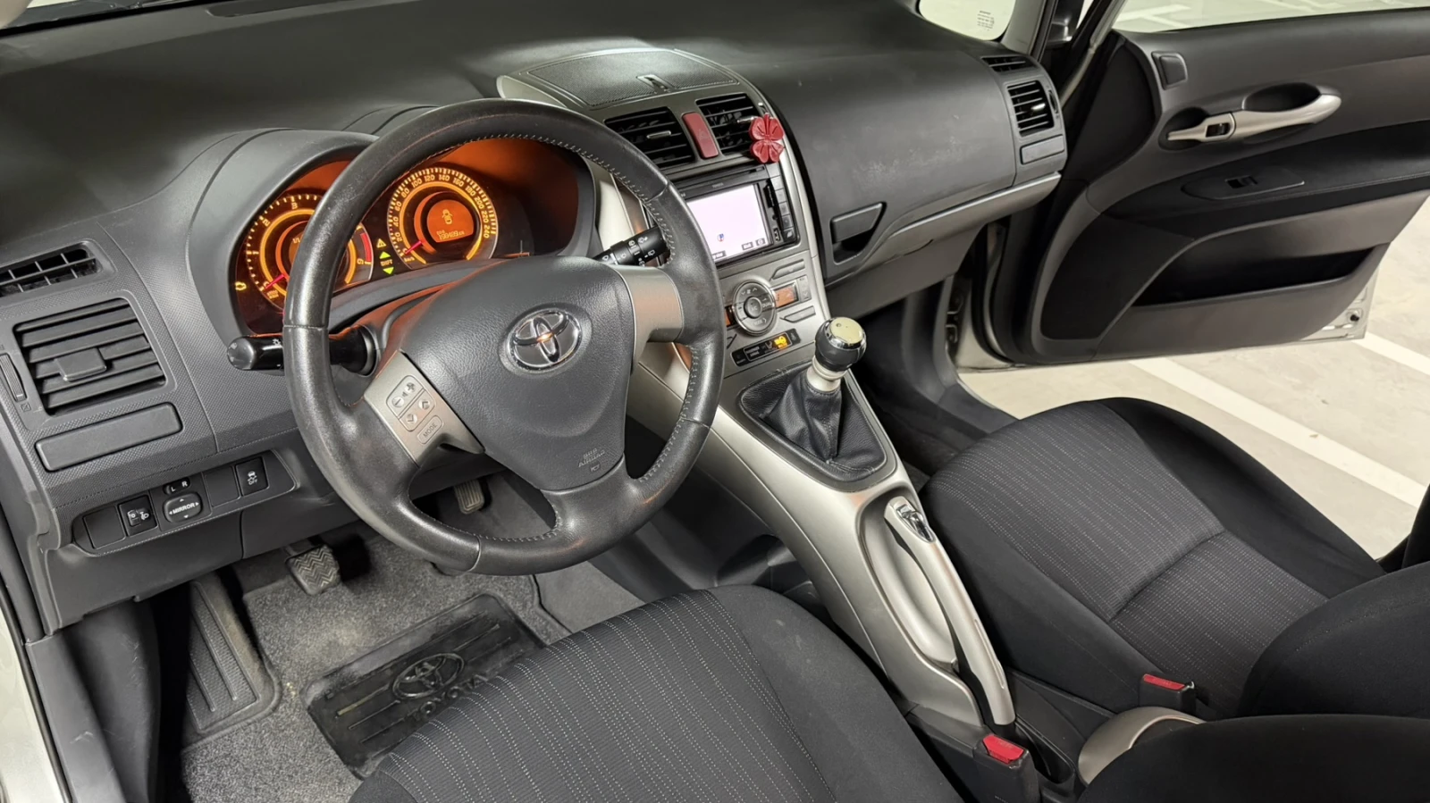 Toyota Auris 1.4 D4D, снимка 7 - Автомобили и джипове - 54596570