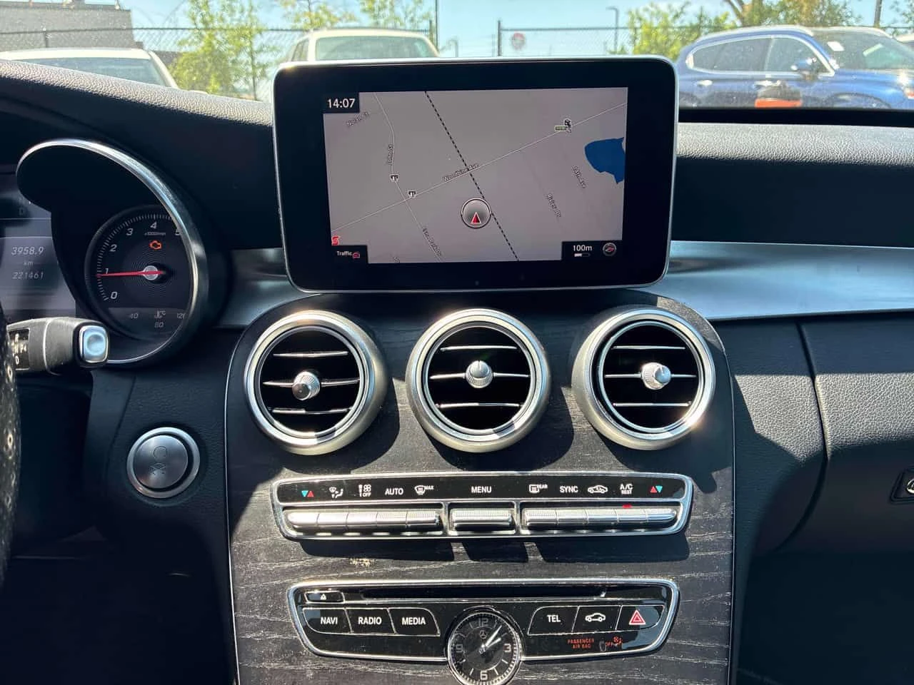 Mercedes-Benz C 300 * CARFAX * 2 КЛЮЧА * ПАНО * KEYLESS, снимка 9 - Автомобили и джипове - 54759216