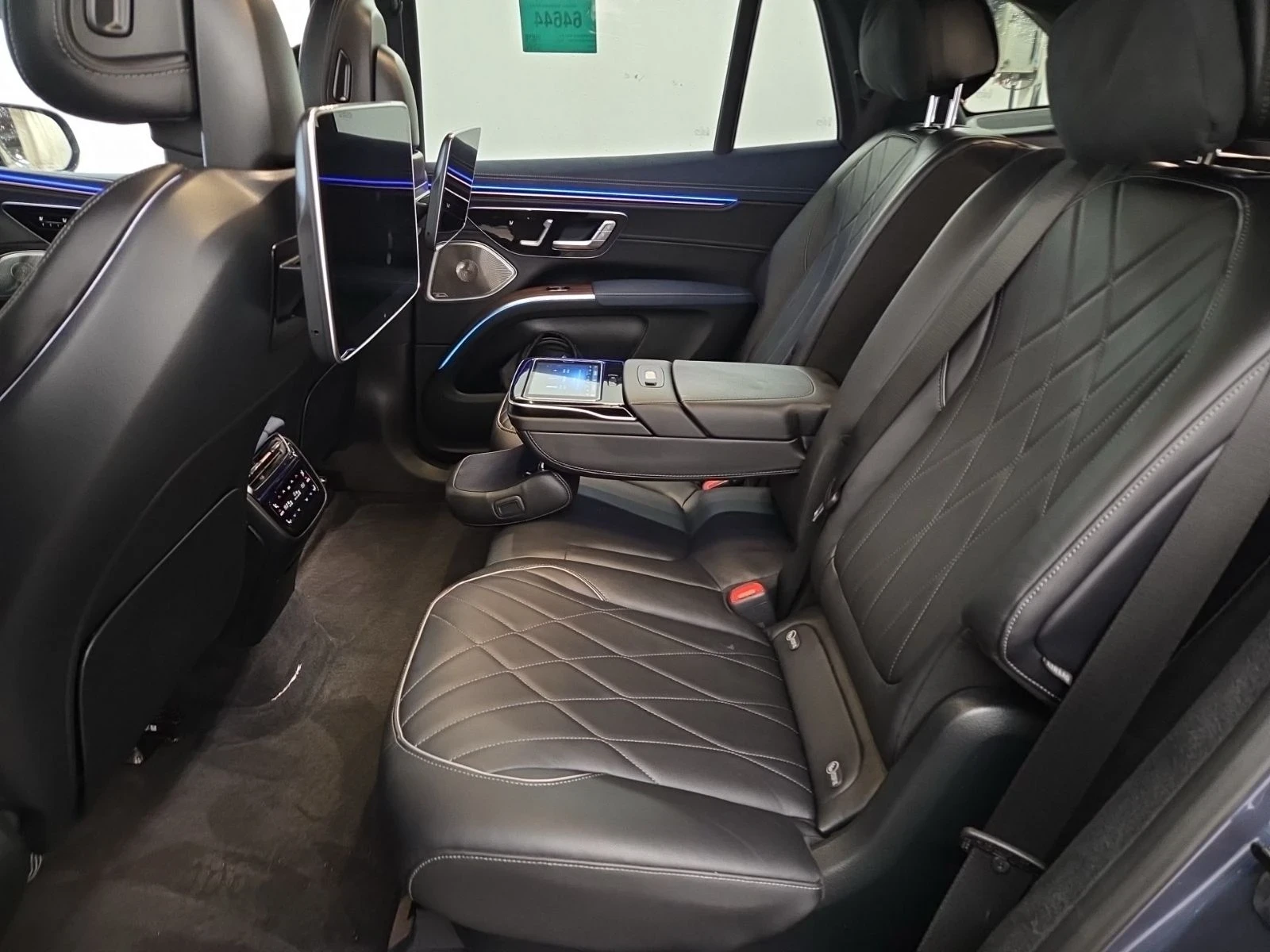 Mercedes-Benz EQS 580* Amg-pack* 4MATIC* Pano* Hyperscreen* Burm* 36, снимка 13 - Автомобили и джипове - 55586185