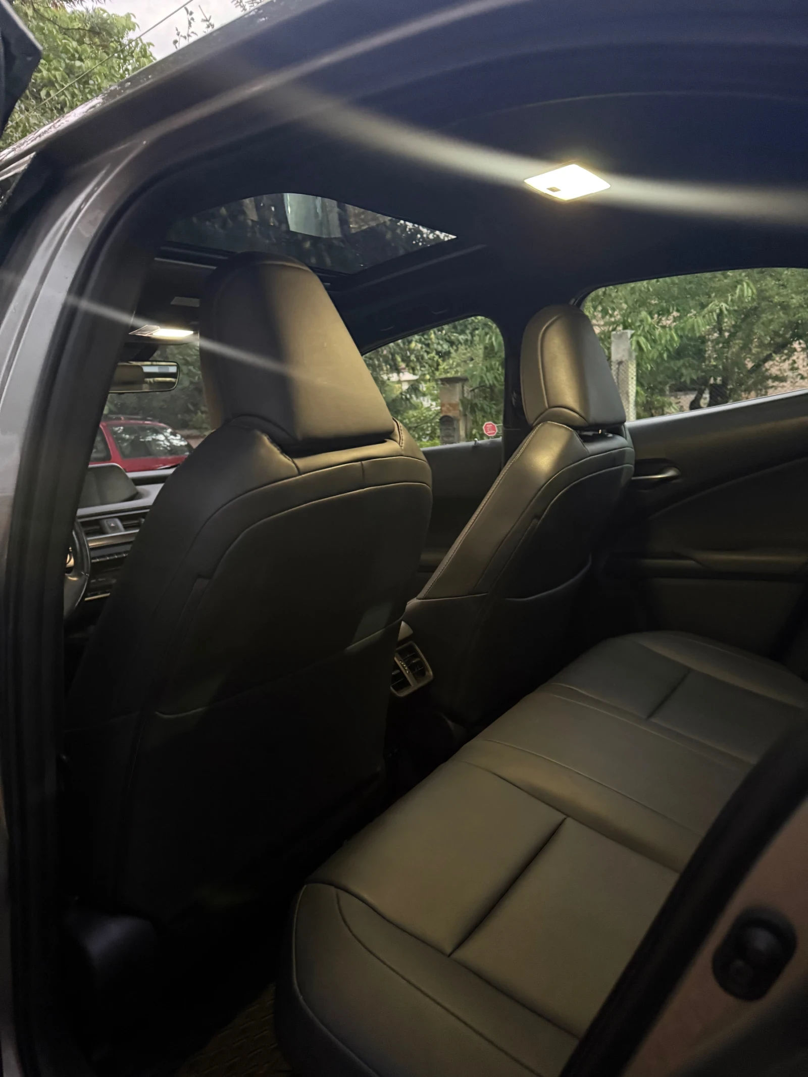 Lexus UX 250h, снимка 8 - Автомобили и джипове - 56073822