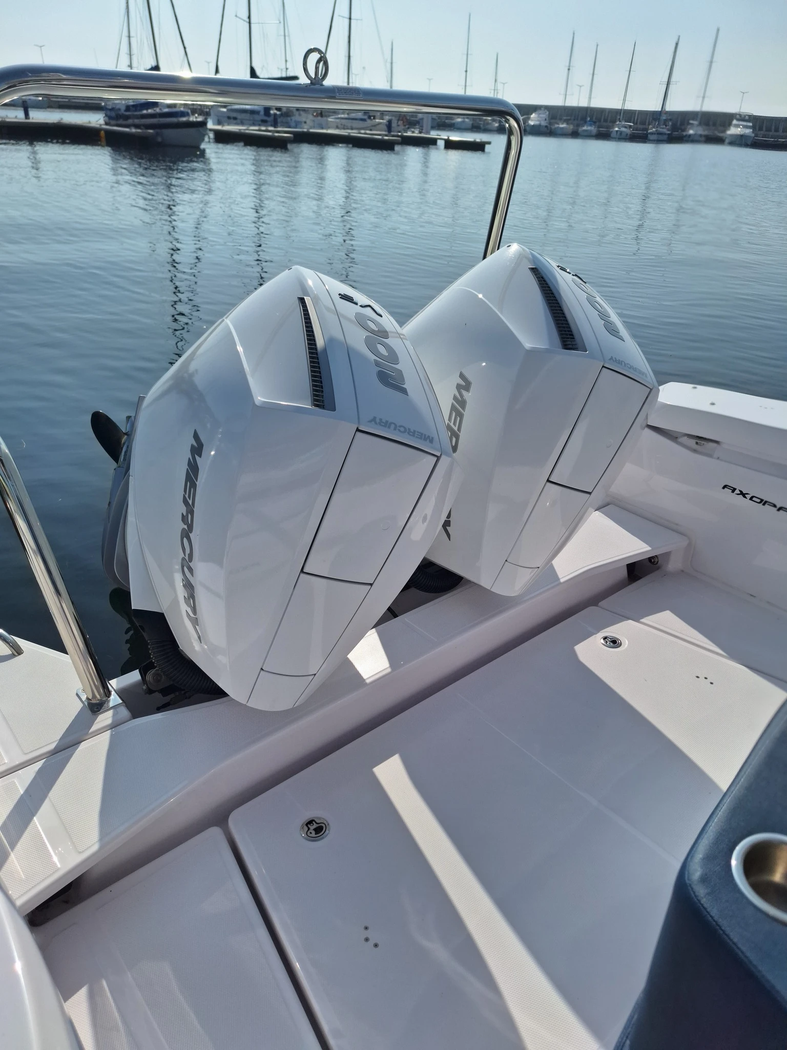 Моторна яхта Axopar 29 SUN TOP - изображение 9