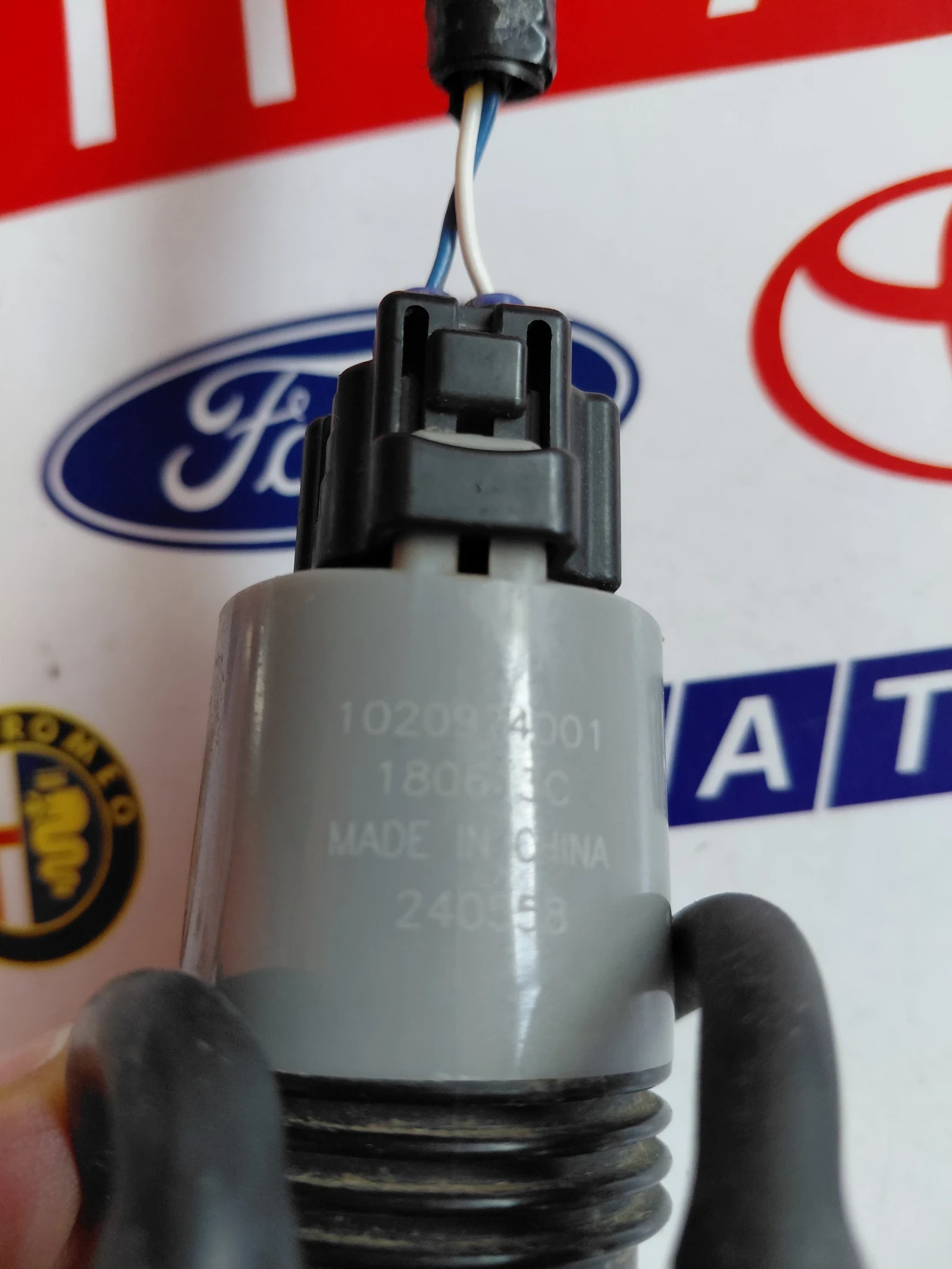 1020974001 Помпичка чистачки заToyota Auris E180, снимка 3 - Части - 54760392